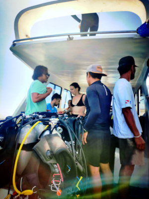 sandie, kadek et ketut dans le bateau bali aqua 1 à Nusa Penida