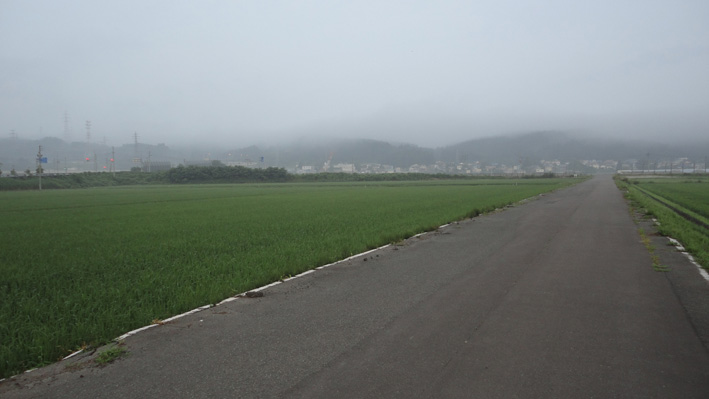 5.  夏期の早朝は殆どガスってる。前方は細越栄山変電所