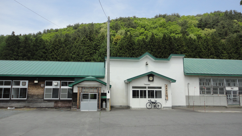 滝沢地区の2003年統廃合「旧滝沢小学校」に寄り道。