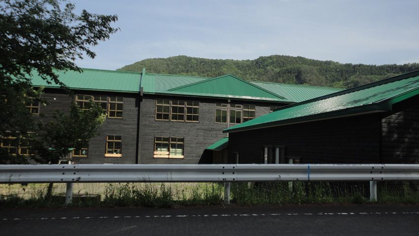 「大和山本部」過ぎ、昭和の香りの「松風塾高」校舎。この先に「積雪時通行止」の看板