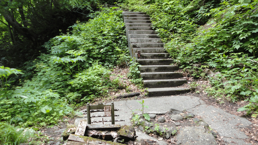 「石神神社」手前の「淡島大神」御鈴滝へは70段ほどの階段下る