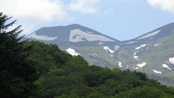 「八甲田大岳」東斜面は残雪多い