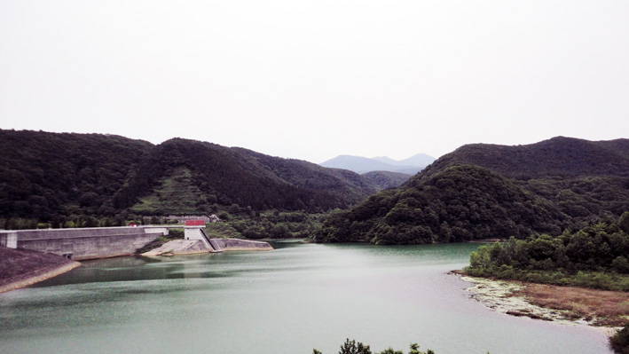 3.  「下湯平成湖」全景。中央に北八甲田」、右には「南八甲田」遠望出来る