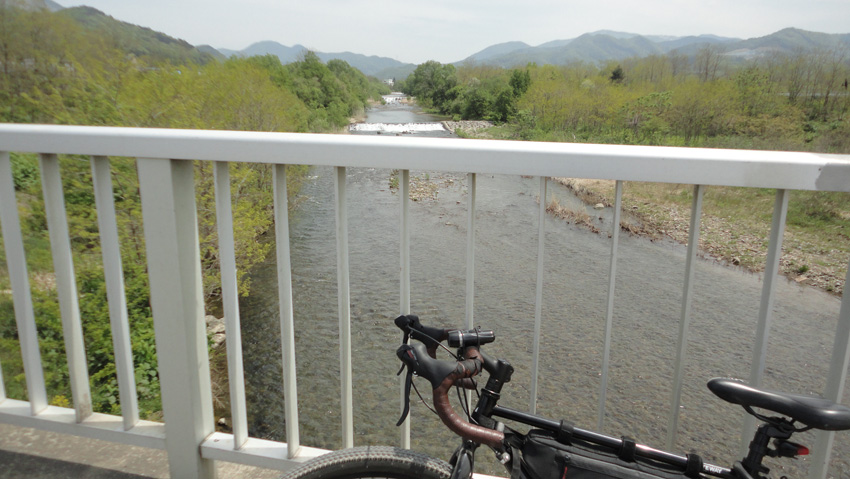 「宮田橋」から見える3つ目の「魚道ダム」付近で遊歩道は途絶えるが…。