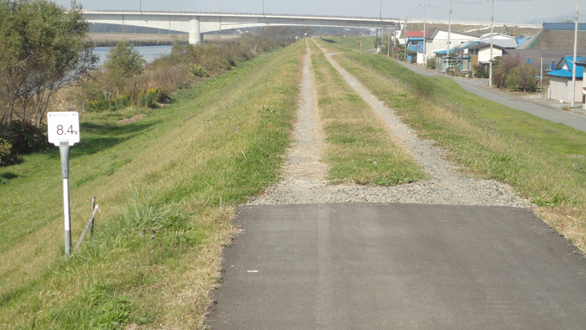 「神田橋」付近、長泥地区は無舗装で下の側道を通る