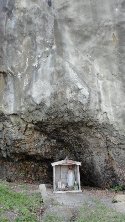 23.  巨岩の下に可愛らしい石仏の祠が