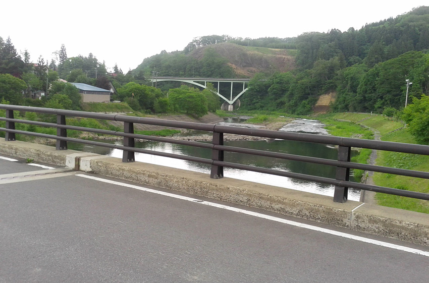 帰路は幹線道・県道28号を外れ渓流沿い旧道を。坂少なく「おんな坂温泉」に抜ける