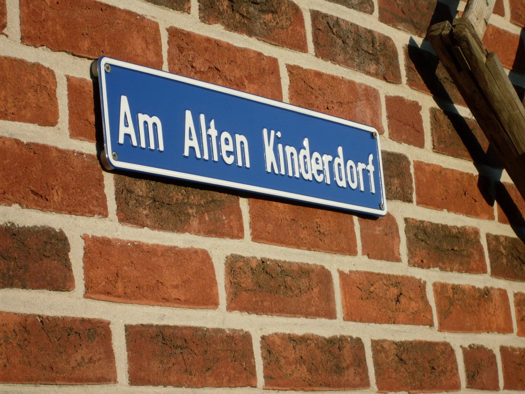Also eine richtige Straße mit diesem Namen gibt`s nicht, das ist nur mein Gartenweg!