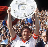 Kapitän Horst Hrubesch mit der Meister-Schale