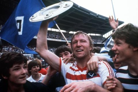 Horst Hrubesch mit der Meisterschale