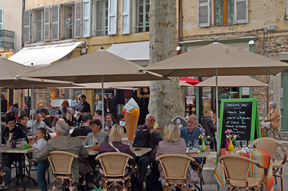 à la terrasse du café