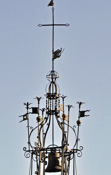 le campanile solaire avec ses 3 boules en céramique : le soleil, la terre et la lune