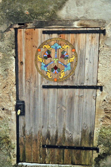 une porte joilement décorée