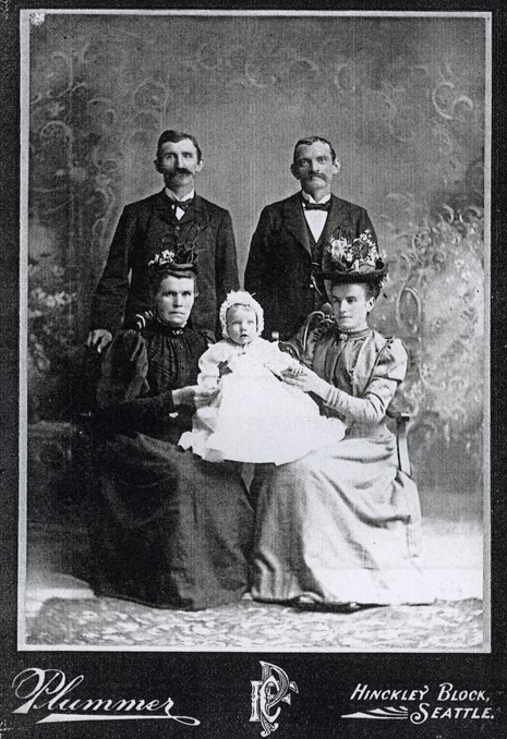 Max Bartl mit Ehefrau Agnes, deren Tochter Olga Schulz, Ehemann Max und Baby, 1902