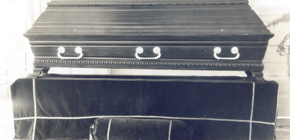 Max Eitzenberger - Tod in Partenkirchen 1932. Sarg, mit dem der einbalsamierte Leichnam nach Arlington zurücktransportiert wurde;  er hatte ein Glasfenster, um sein Gesicht zu sehen.