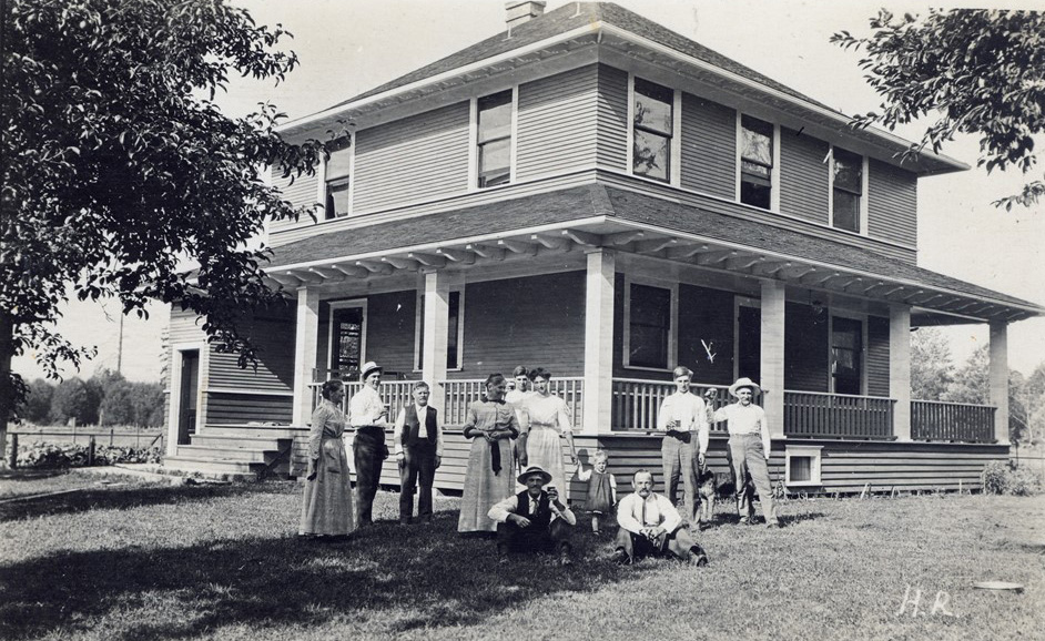 Deutsche Freunde und Verwandte vor Eitzenbergers neuem Haus, 1912