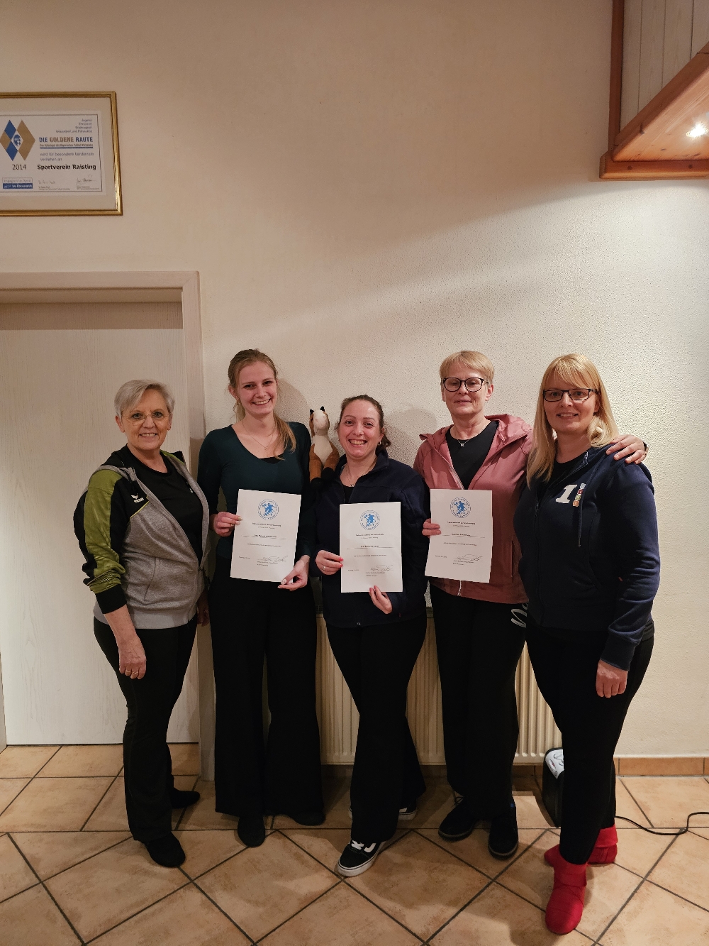 Unsere Mädels nach der erfolgreich absolvierten Prüfung zum TrAss, gemeinsam mit den beiden Lehrgangsleiterinnen Susanne und Christina. (v.l. Susanne, Melli, Kathi, Ellen, Christina)