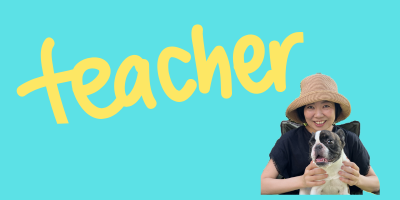 子ども向け英語レッスンの女性講師と愛犬の写真。“teacher”の文字入り