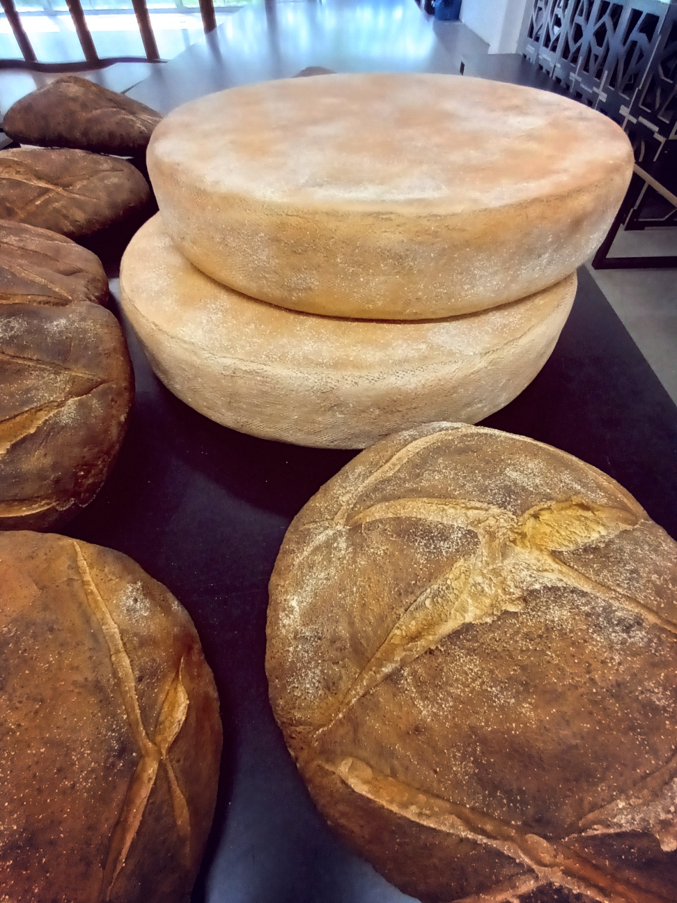 Pains et fromage (comté ) factices 