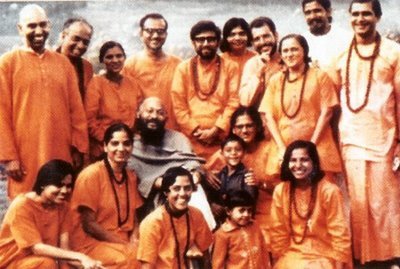 Osho com seus primeiros sannyasins, nos anos setenta, com Lakshmi à esquerda e Jyoti entre ela e Osho