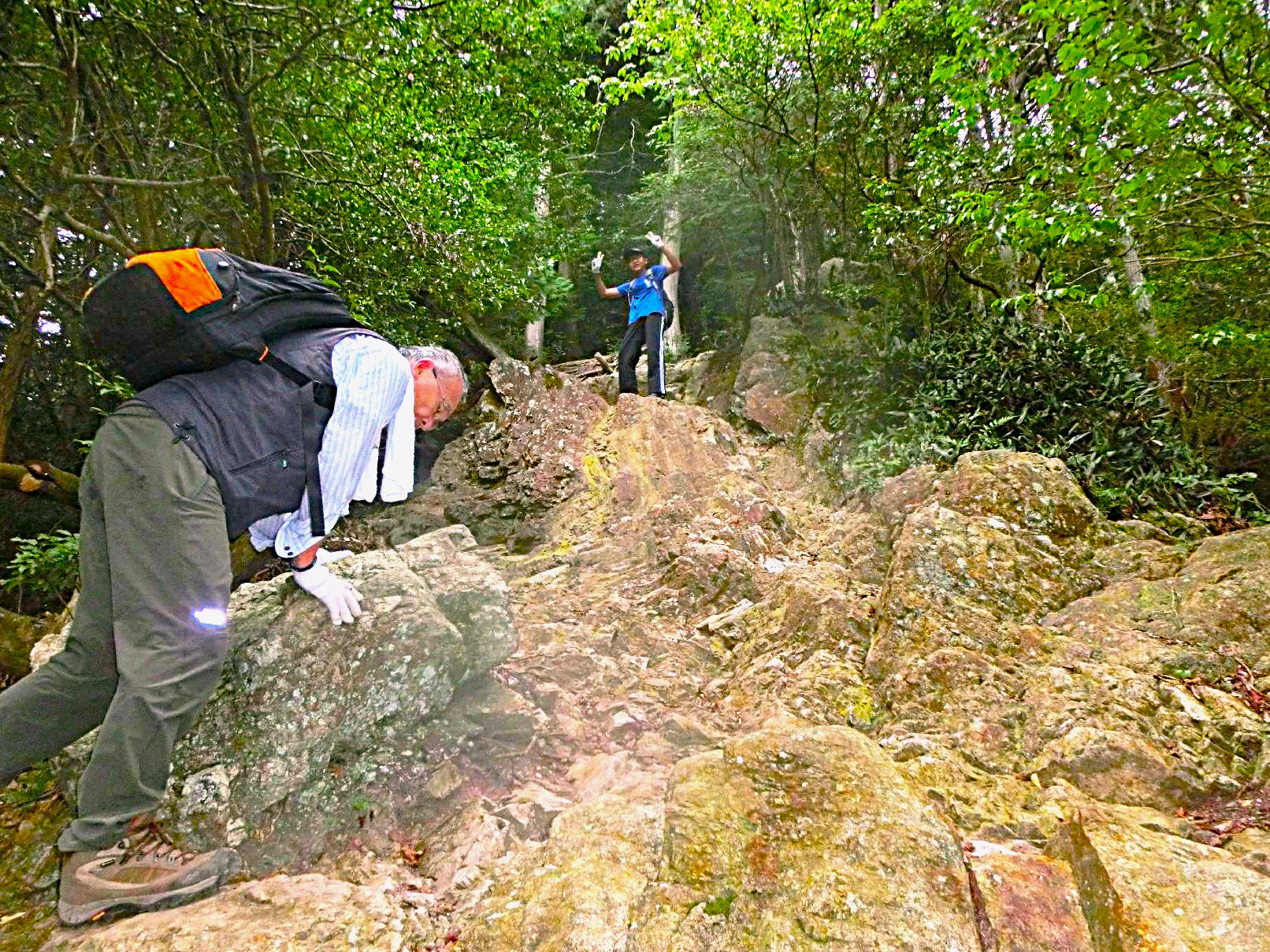 １２．山頂手前の岩場急登