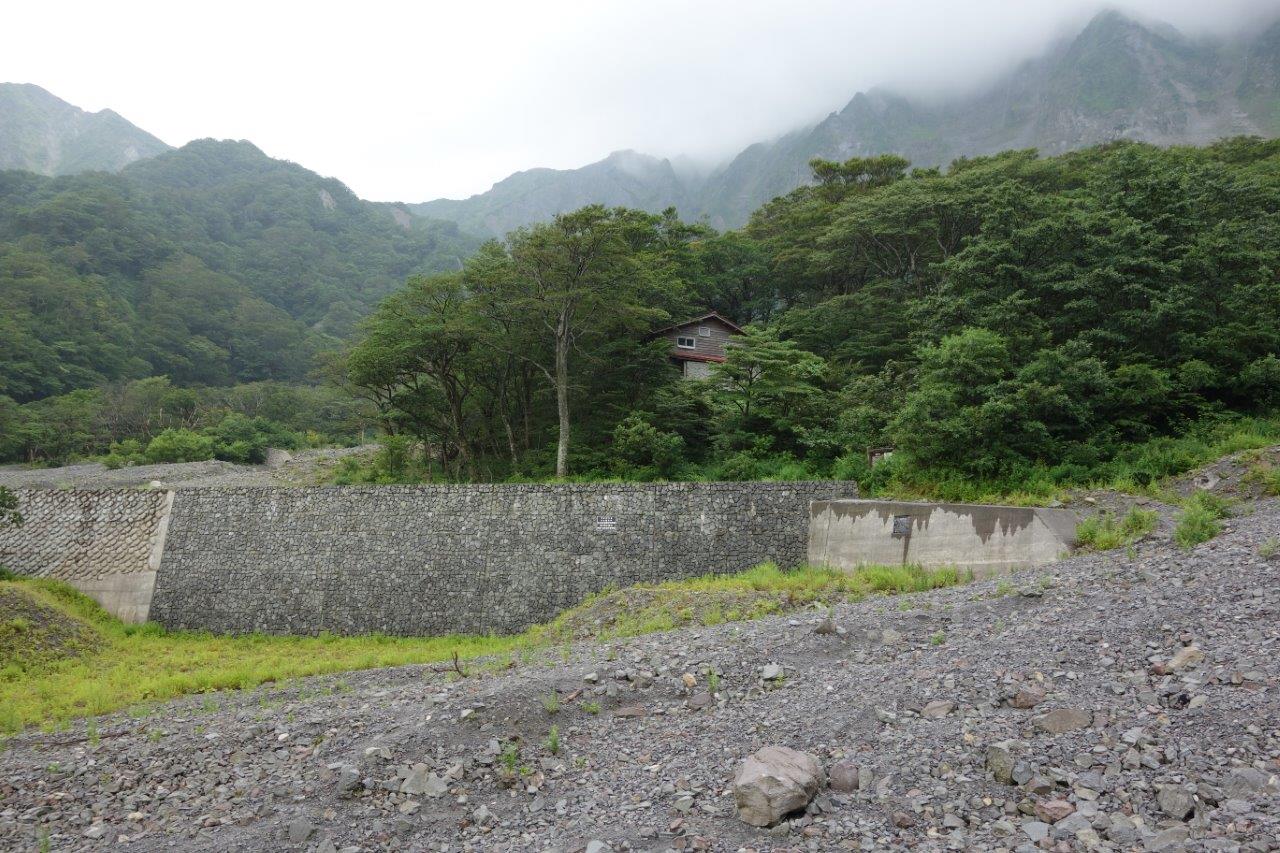 1331 元谷避難小屋が見える