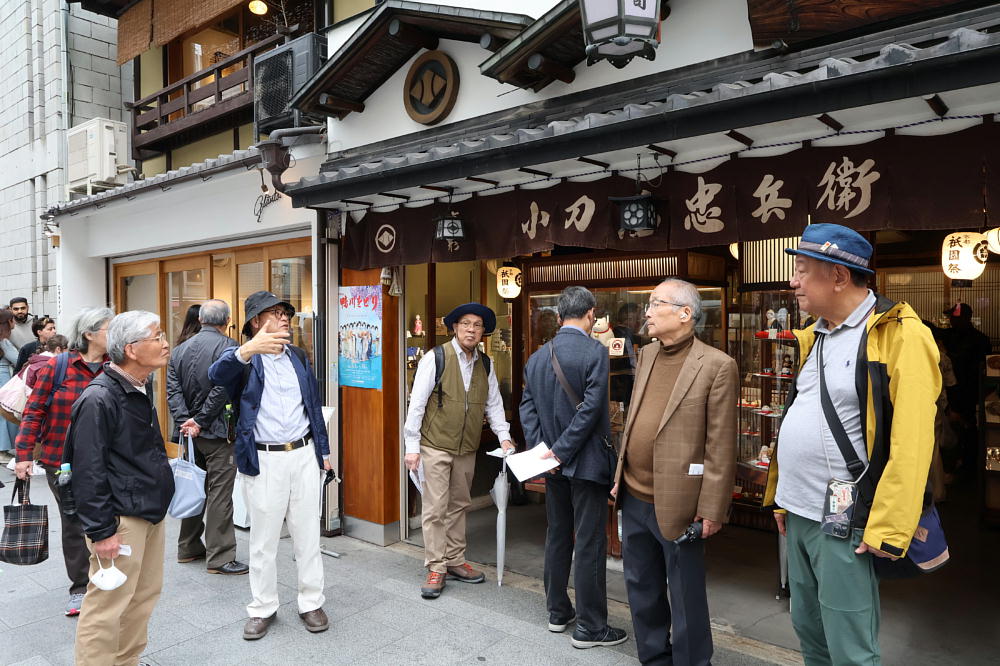 小刀屋忠兵衛店舗前での説明