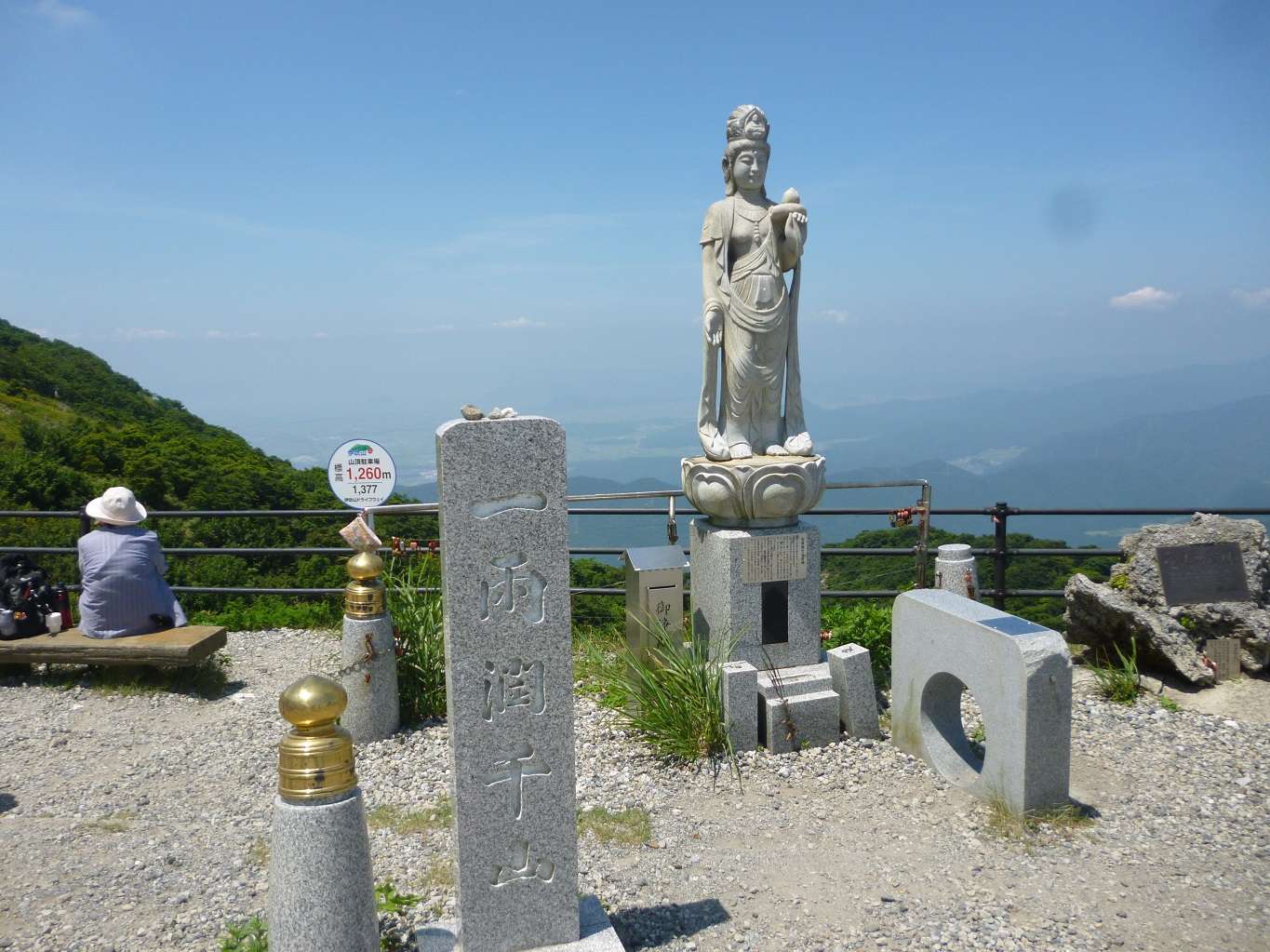 5. 西登山道入り口に立つ観音像、「一雨潤千山」
