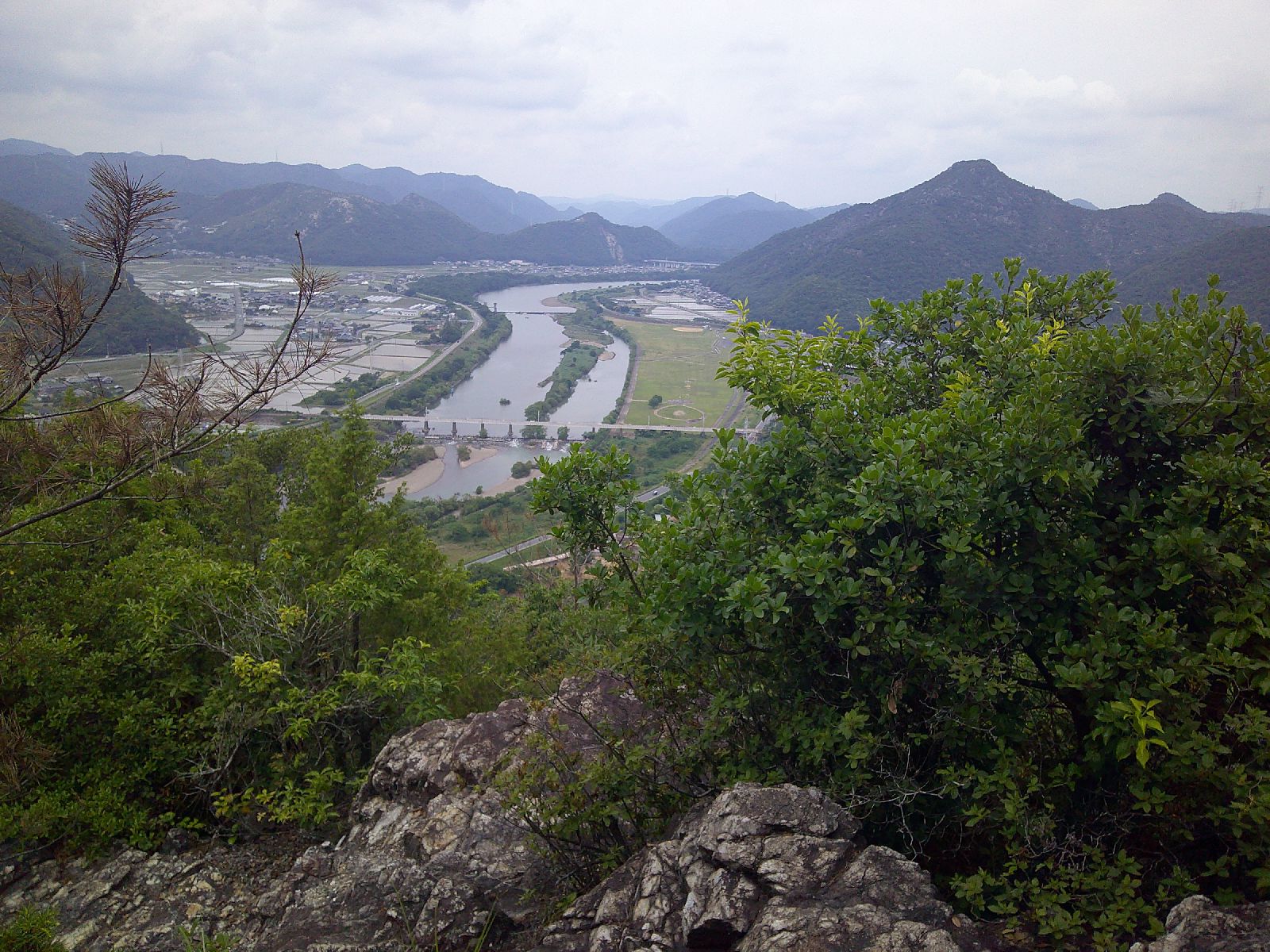 １５．宝珠山より千種川を望む