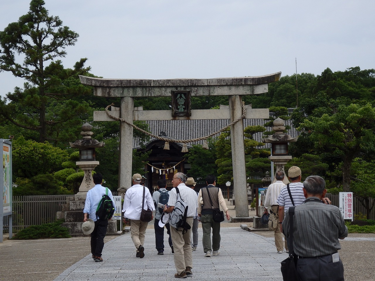 ㉒誉田八幡宮本殿に向かう