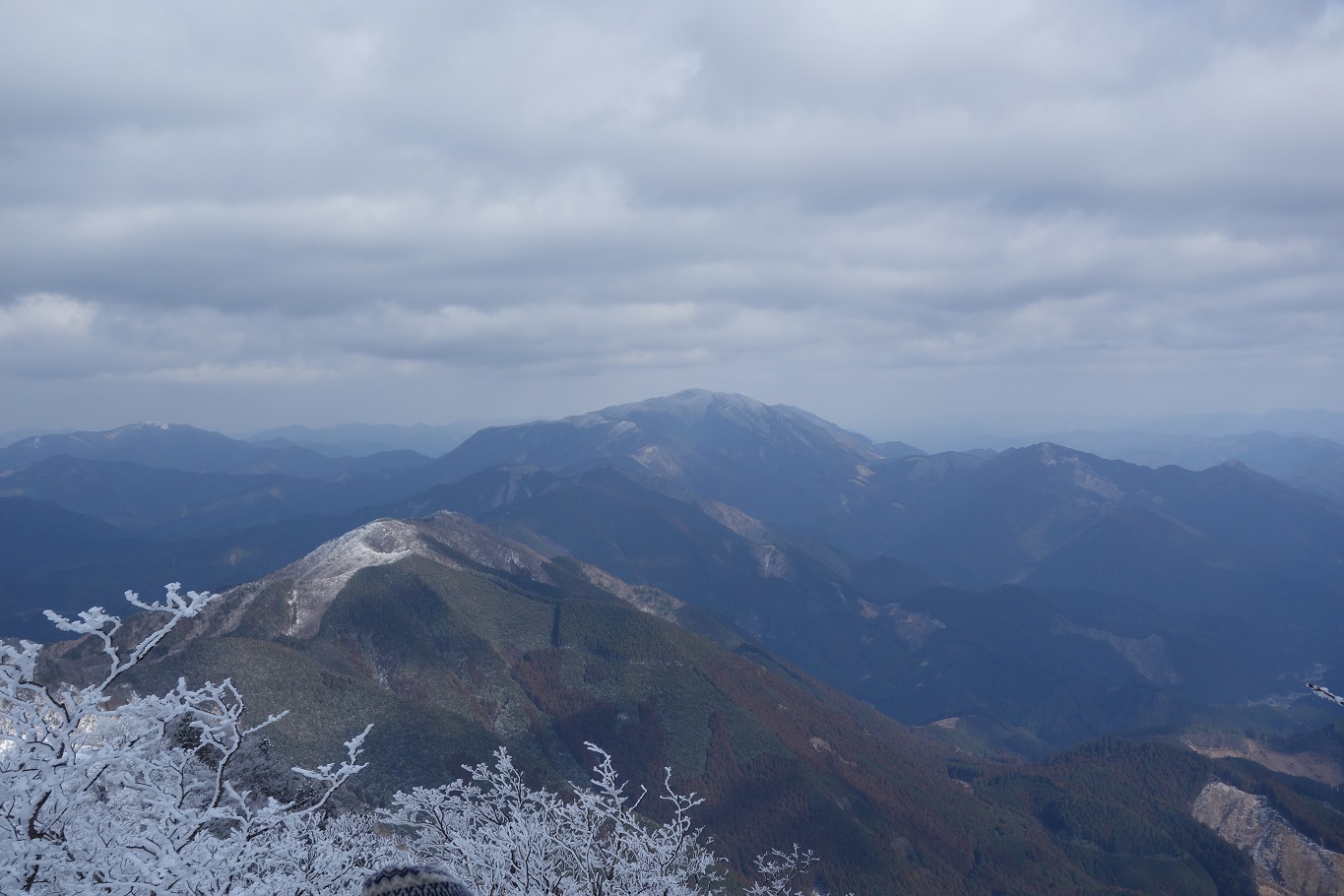 16. 山頂から望む三峰山