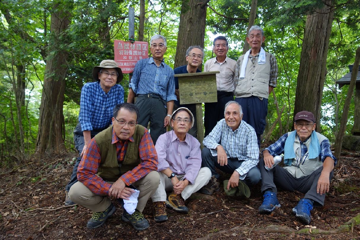 ５．摩尼山で昼食後、記念撮影