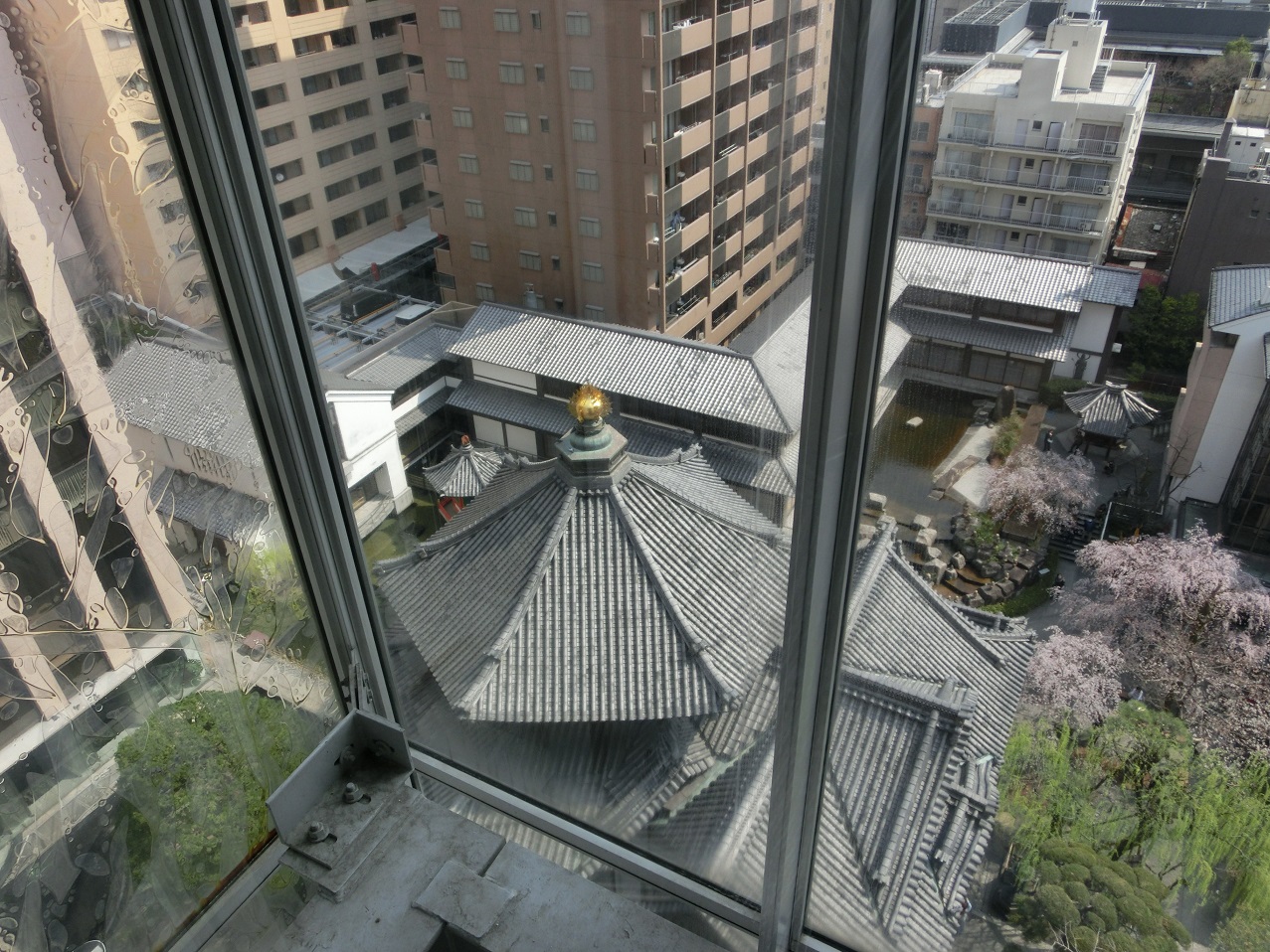 展望エレベーターから見た六角堂