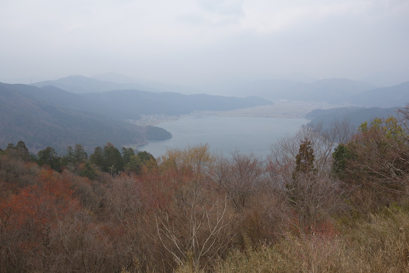 18. 眼下に余呉湖