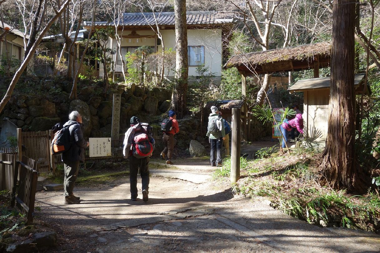 １２．祐泉寺の登山口から入山