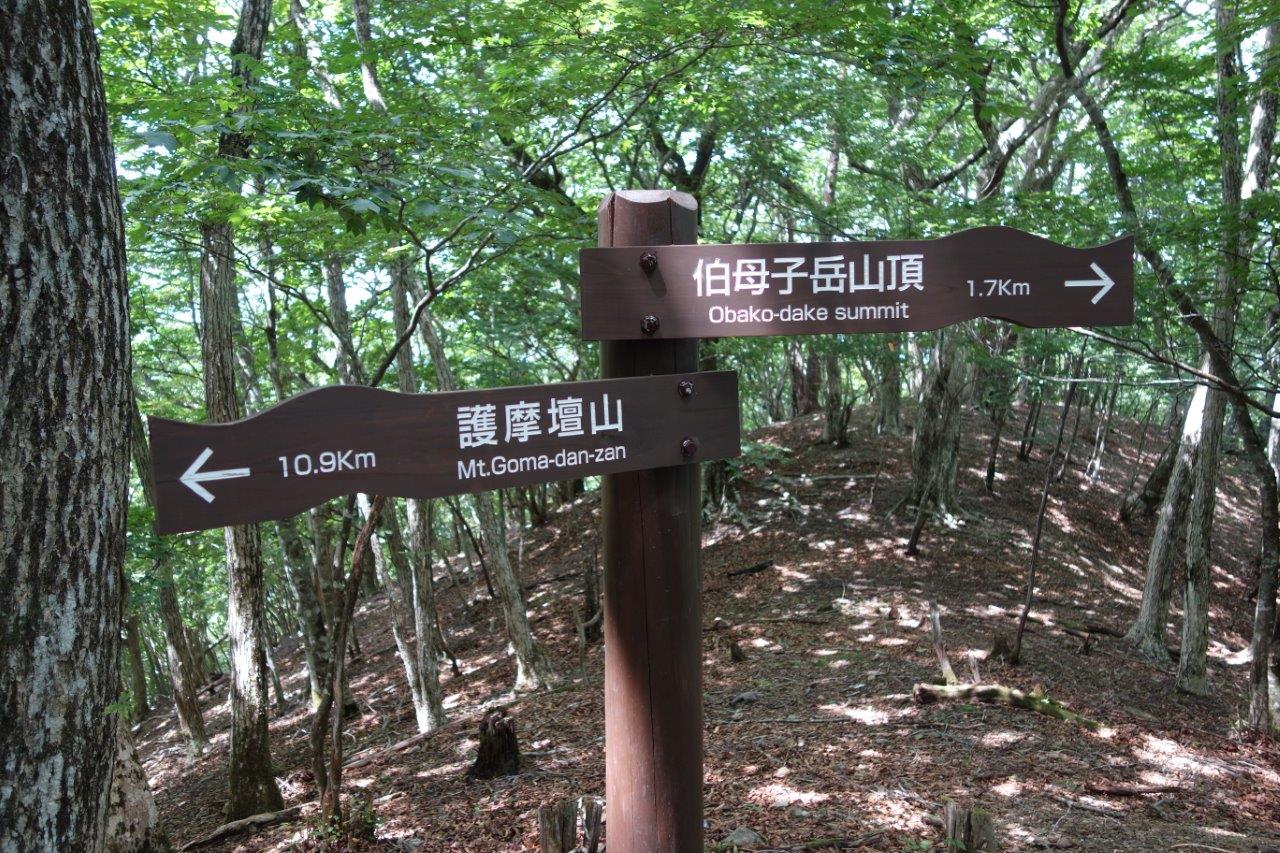14. 牛首の峰の巻き道にて