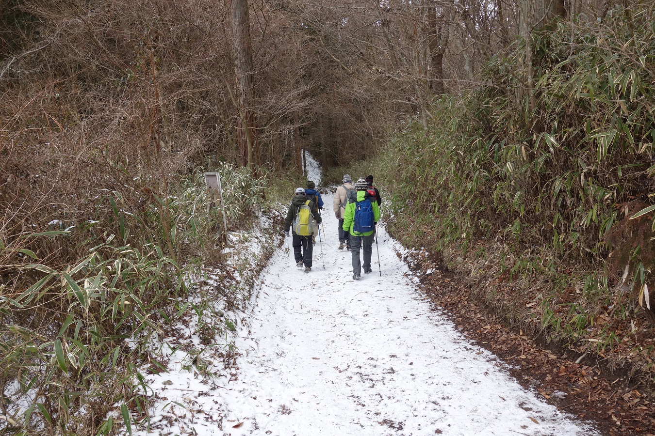 18. 薄く雪が積もった長い念仏坂を下る