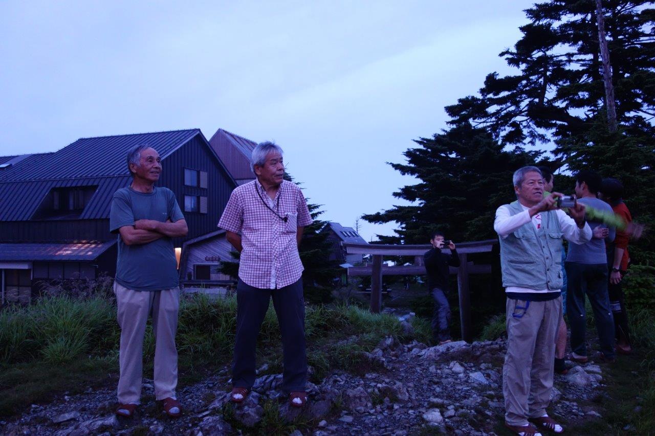 35. 夕暮れの景色を楽しむメンバー