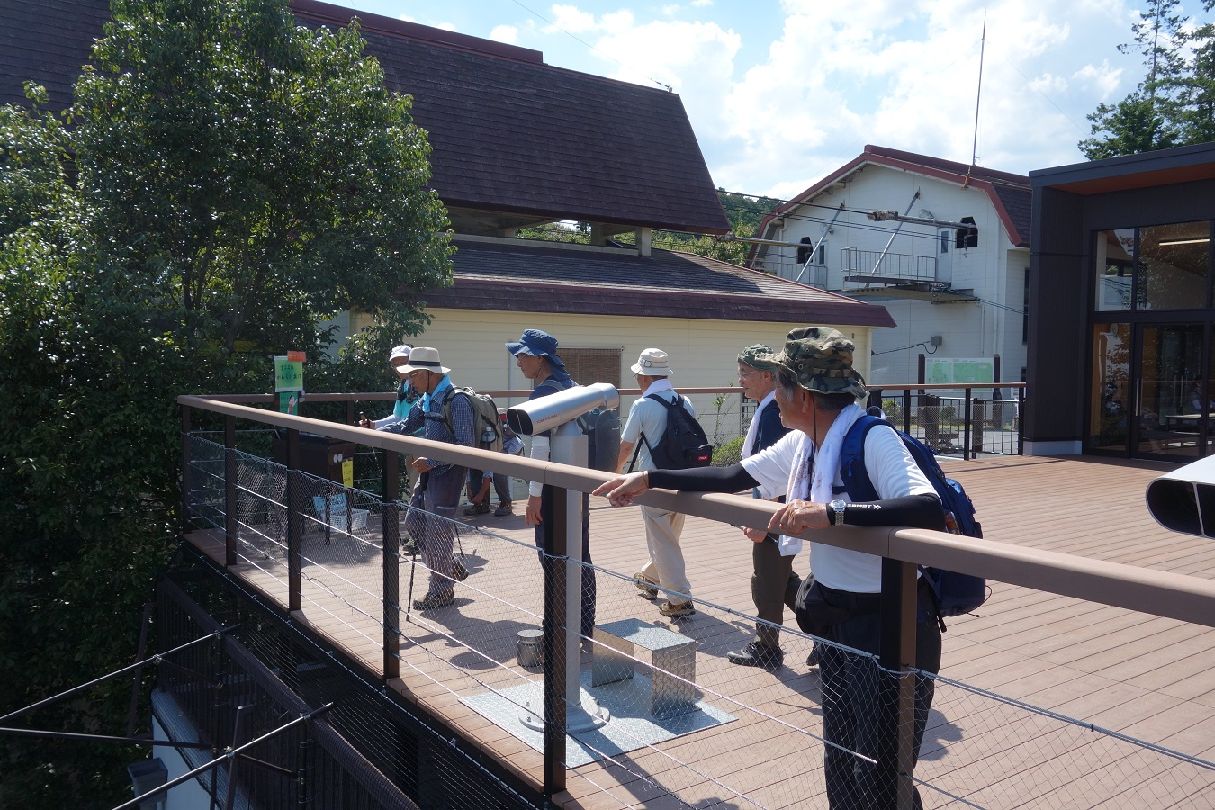 １８．ロープウェイ山上駅の展望台で