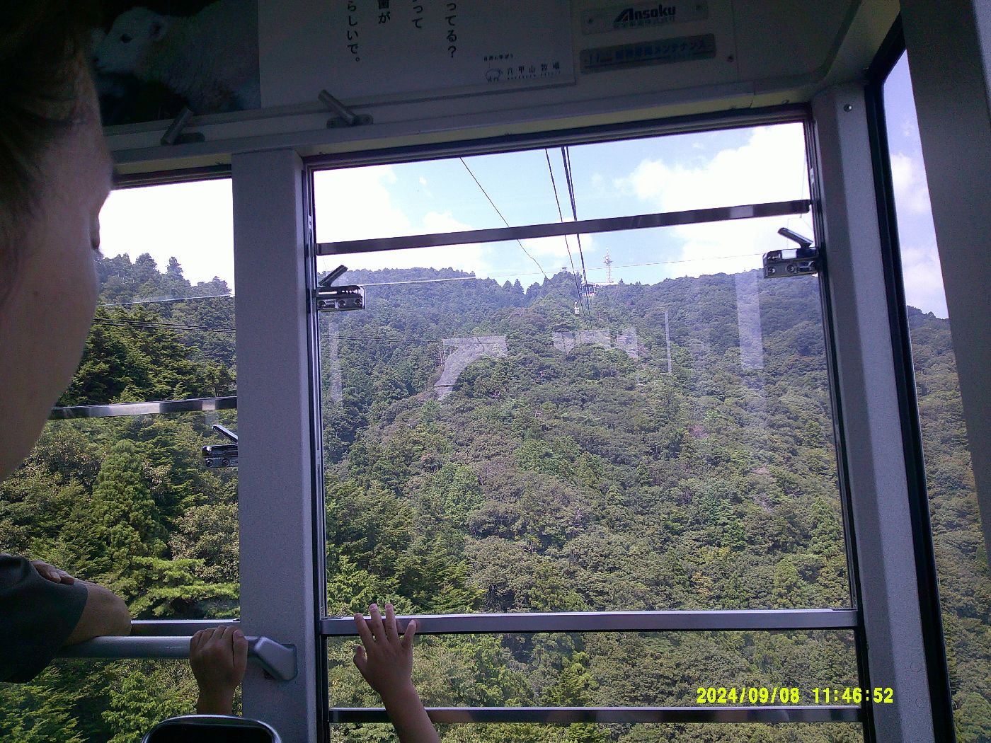 ８．ロープウェイから摩耶山頂を望む