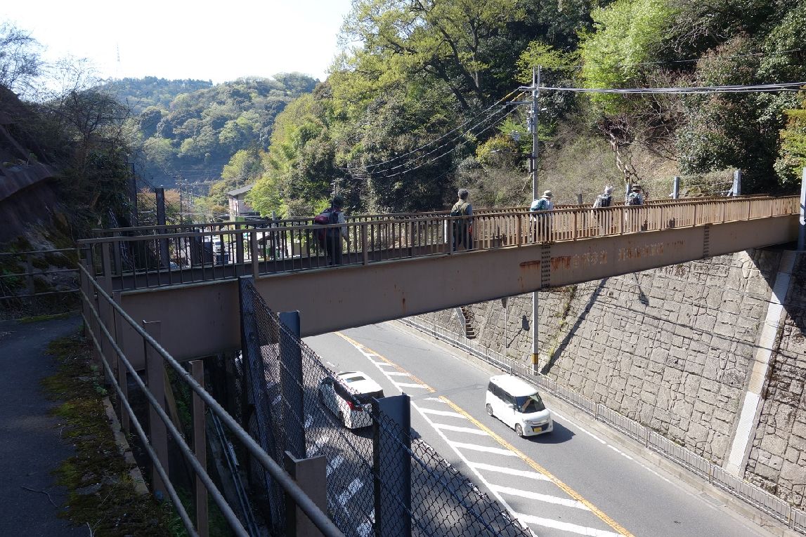 ２３．１号線の歩道橋を渡る
