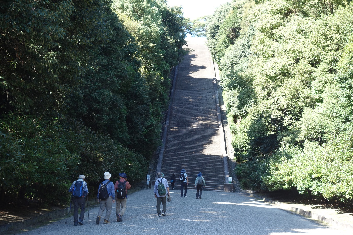 １６．明治天皇陵への２３０段の石段