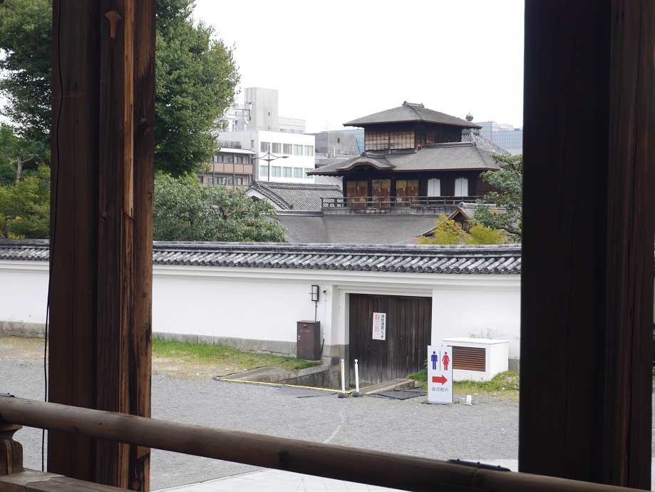 西本願寺御影堂から遠望する飛雲閣