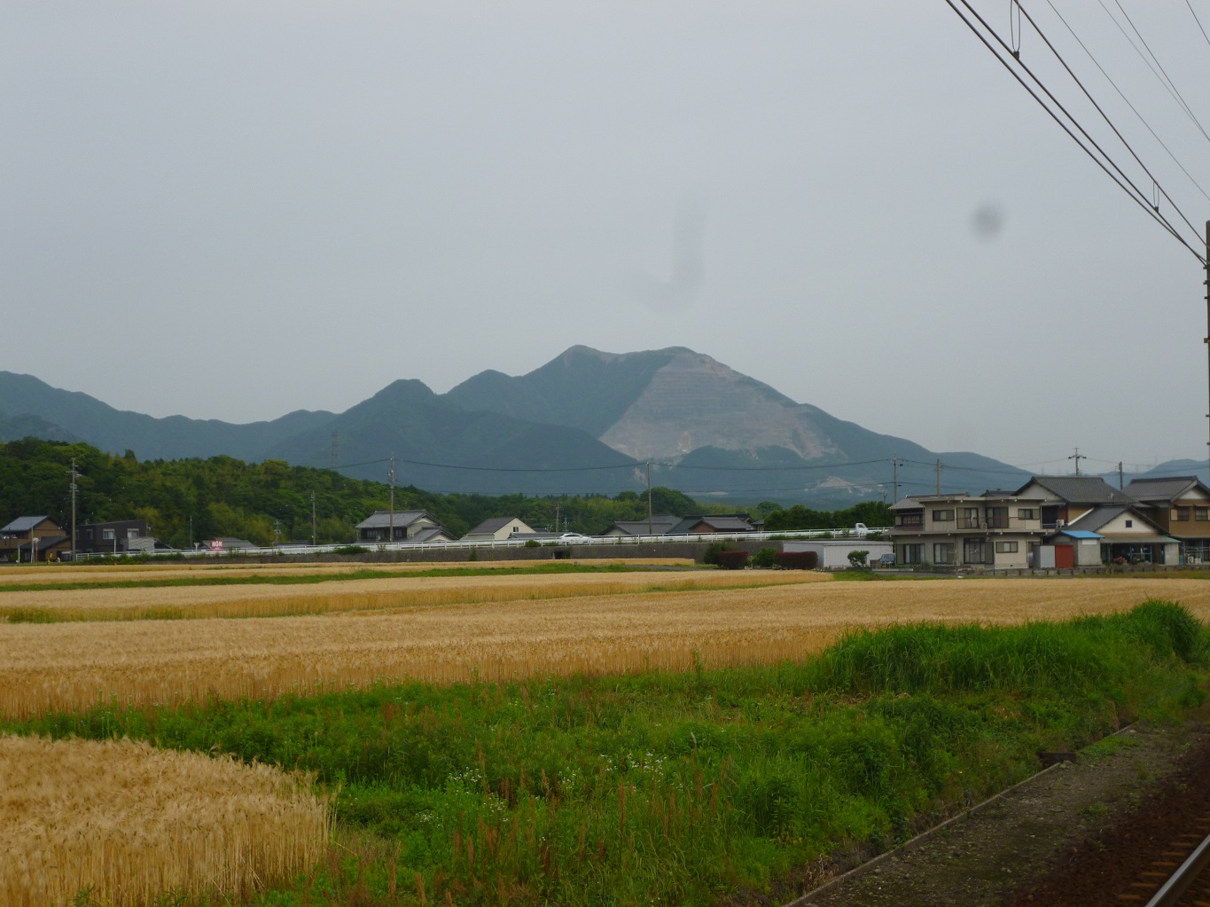 3. 三里駅から藤原岳を望む