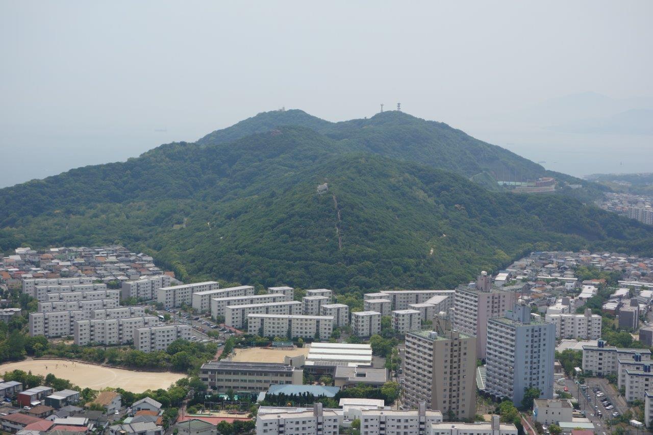 15. 階段から来た山々を振り返る