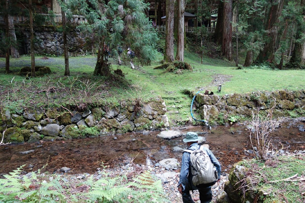 ２２．小川を越えると奥の院