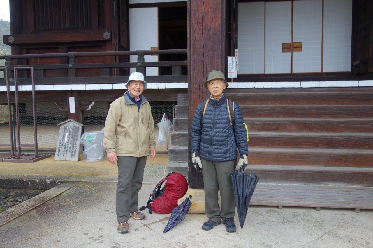 17. 御影堂の前で