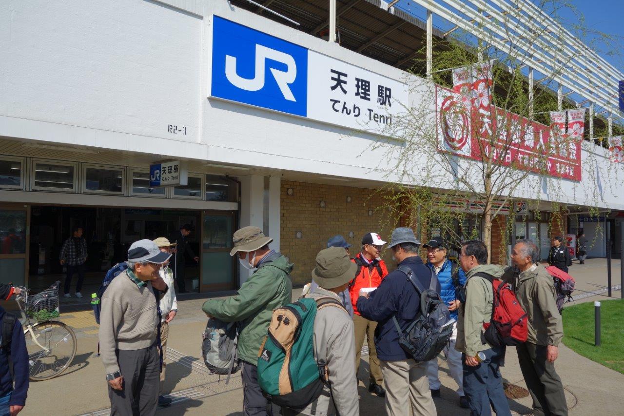 1. 天理駅前に集合