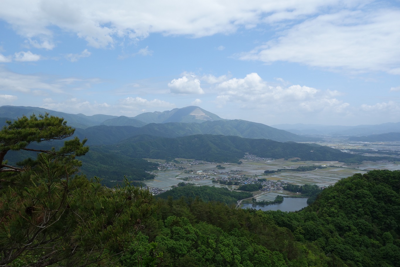 13. 岩尾から伊吹山を望む