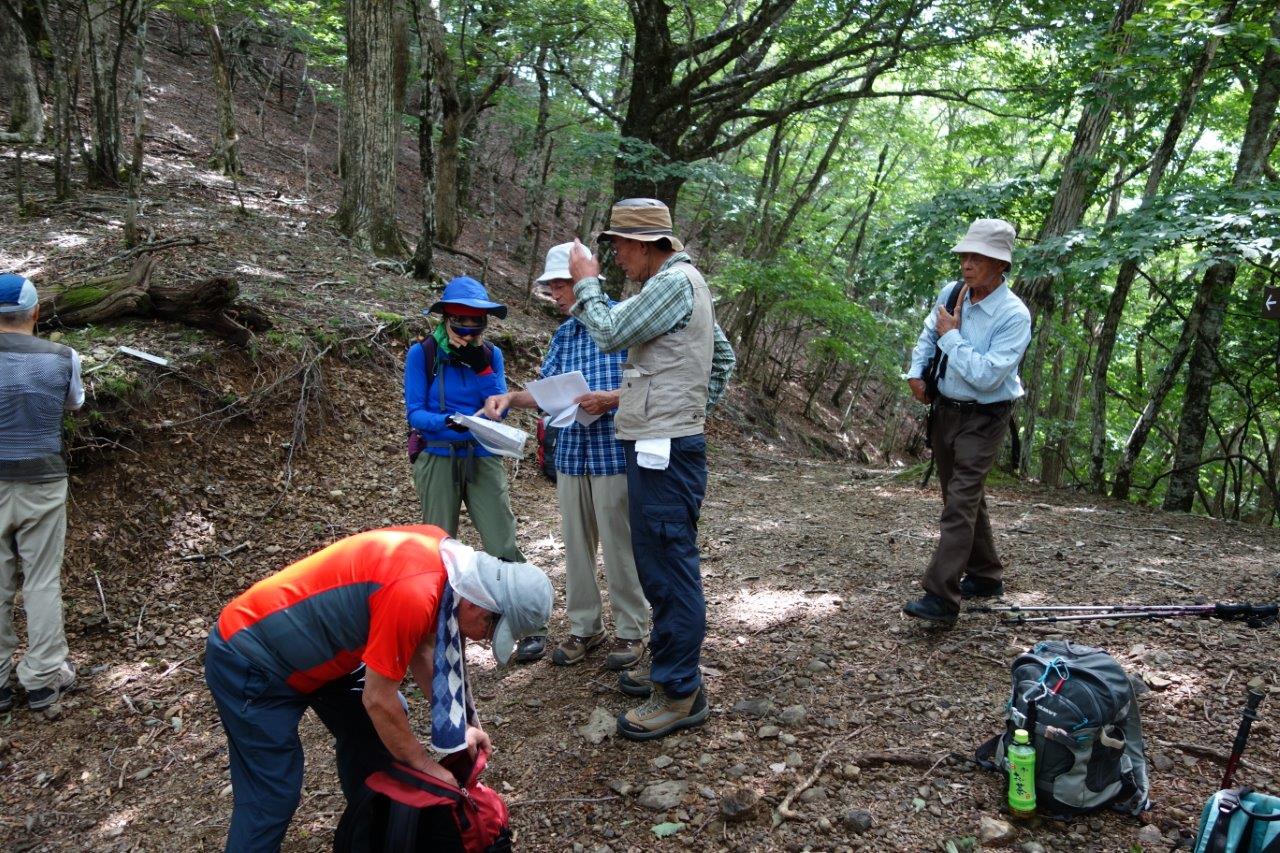 15. 牛首の峰の道標の前で